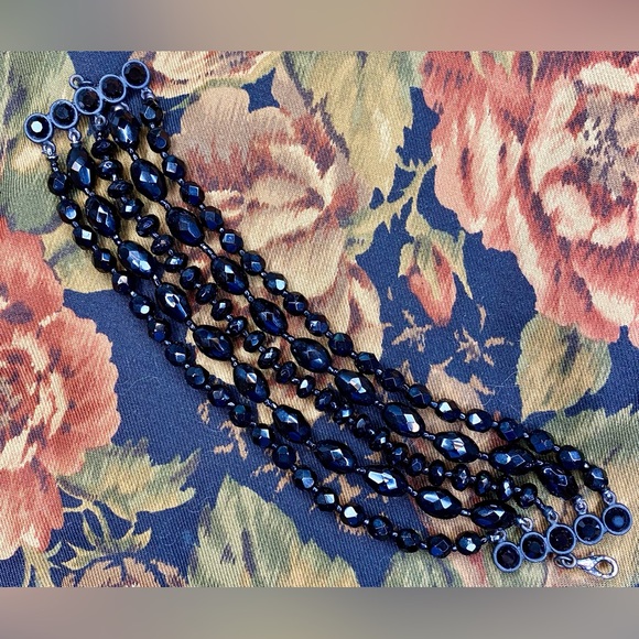 Glamorous cuff of multiple strings of black beads - Picture 3 of 8